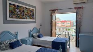 a bedroom with two beds and a balcony at Mistura Fina in Sal Rei
