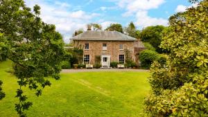 an old stone house with a large yard at Parnacott in Pancrasweek
