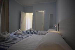 a bedroom with two beds and a window at B&B Nonna Matilde in Sapri