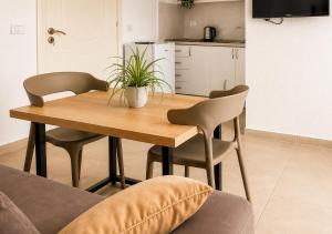 a dining room table with chairs and a plant on it at Villa Arli&Eris in Vlorë +25 photos
