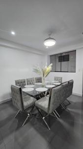 a dining room with a table and chairs at 2 departamento ejecutivo capacidad 08 in Tacna