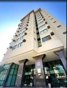 a tall building with windows on top of it at Flat Completo no Centro de Itaboraí Promenade Prime in Itaboraí
