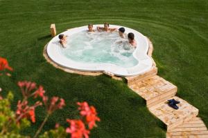 un gruppo di persone in una piscina in un cortile di Grand Hotel Biancaneve a Folgaria