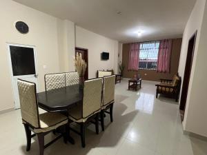 a dining room with a table and chairs at Aruma House - Departamento de 2 Dormitorios in Tena