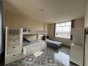 a bedroom with two bunk beds and a window at Aruma House - Departamento de 2 Dormitorios in Tena