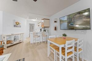 a kitchen and dining room with a table and chairs at Dells Suite Dreams At Lighthouse Cove Condominiums in Wisconsin Dells