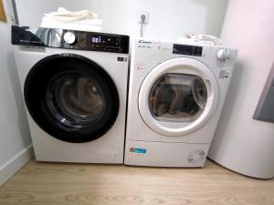 a washing machine and a dryer in a room at Casa Gaia Centrally located accommodation with spacious rooms in Redondela