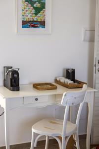 a white desk with a microwave and a toaster at Annalì in Trentinara
