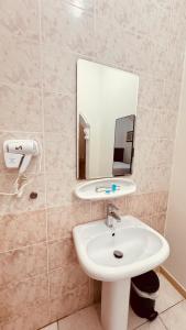 a bathroom with a sink and a mirror at شقق أماسي الواحة بالعقيق in Al ‘Aqīq +37 photos