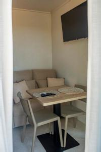 a table and chairs in a room with a couch at L'Instant Des Amants in Sorèze
