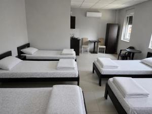 a room with four beds in a room at Apartman za 6 osoba BOR in Bor