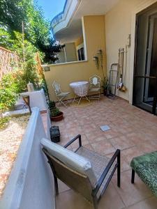 a patio with chairs and a table at Salento Garden Relax in Merine