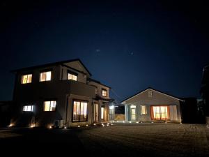 a house at night with its lights on at 伊勢神楽別邸 in Ise