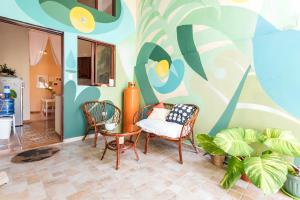 a living room with two chairs and a table at Casa Donderis in Santo Domingo