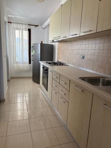 a kitchen with a sink and a refrigerator at Hasler Studios in Qerret