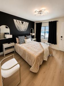 a bedroom with a large bed and a chair at Kiva Motel in Show Low +24 photos