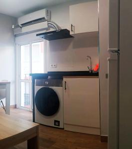 a kitchen with a microwave and a dishwasher in it at Apartamento El Centro in Algarrobo