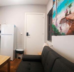 a living room with a couch and a refrigerator at Apartamento El Centro in Algarrobo
