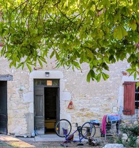 a bike parked in front of a building at Le soleil se lève in Virac