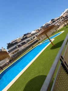 an overhead view of a pool with green grass at Skandi home in Gran Alacant
