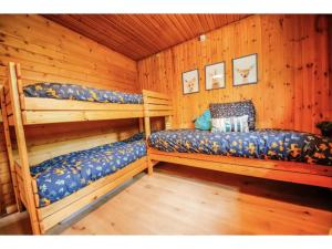 a bedroom with two bunk beds in a cabin at Le Beau Renard in Heure
