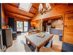 a kitchen and dining room with a table and chairs at Le Beau Renard in Heure