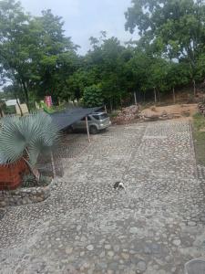 a car parked in a driveway with a tar veiled at Hotel La Parrilla Boyacense Rivera in Rivera +5 photos
