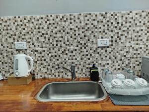 a kitchen counter with a sink and a mixer at Alojamiento Quilla-Unta in Fiambalá