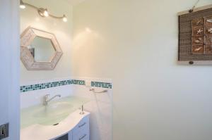 a bathroom with a sink and a mirror at Fanta Sea in Tathra +26 photos