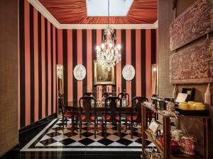 a dining room with a table and a chandelier at M Maison Particulière Porto in Porto