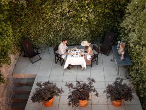 a man and a woman sitting at a table at M Maison Particulière Porto in Porto