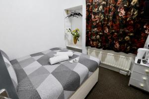 a bedroom with a black and white checkered bed at Blackpool Central Lodge in Blackpool