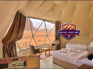 מיטה או מיטות בחדר ב-RUM STAR lUXURY CAMP +84 תמונות
