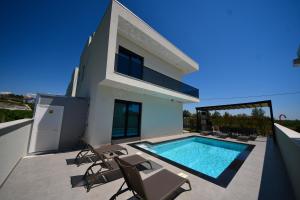 a villa with a swimming pool on a balcony at Lavéa Villa in Draç
