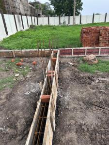 a retaining wall is being constructed in a yard at Hotel Avigatkabir sanwer in Sānwer