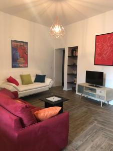 a living room with a couch and a tv at Appartamento con terrazza in Via Campo dei Fiori in Spoleto
