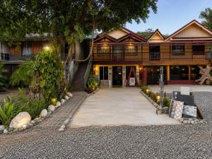 a building with a walkway in front of it at Maye WOOD APT in Uvita