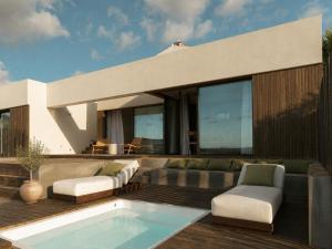 ein Haus mit einem Swimmingpool auf dem Dach in der Unterkunft Monte do Alento - Castro da Cola in Alcaria