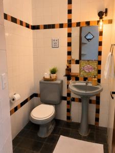 a bathroom with a toilet and a sink at Solar Itacaré - Charme e aconchego. in Itacaré