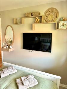 a living room with a television and towels on the floor at Home between flights Gardermoen in Jessheim