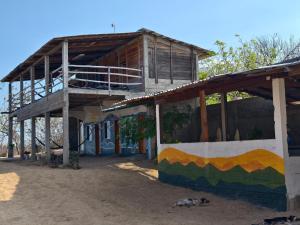 ein Gebäude, das ein Gebäude hat, das gestrichen ist in der Unterkunft El Cielo Hostel in Barra de la Cruz