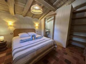 a bedroom with a large bed in a room at La landaise in Commensacq
