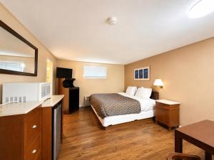 a hotel room with a bed and a kitchen at Beachway Motel in Salisbury +18 photos