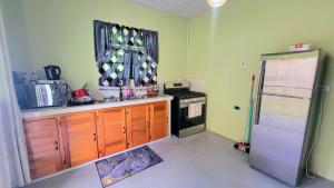 eine Küche mit Herd und Kühlschrank in der Unterkunft Tranquil Escape in Arima