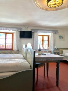 Posteľ alebo postele v izbe v ubytovaní Hotel Schwarzer Adler