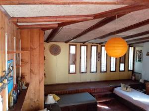 a room with a bench and an orange light at Cabañas mirasol in Algarrobo