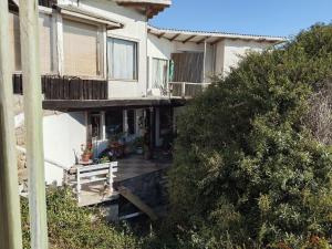 a house with a porch and a balcony at Cabañas mirasol in Algarrobo