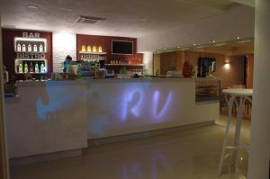 Lounge nebo bar v ubytování Resort Rocca di Vadaro - Beachfront Apartments, Rooms & Suites