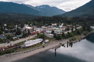 eine Luftaufnahme einer Stadt an einem Fluss in der Unterkunft The Brickworks at the 1896 Building in Kaslo