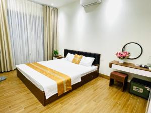 a hotel room with a bed and a mirror at LanAnh homestay in Chung Cap +6 photos